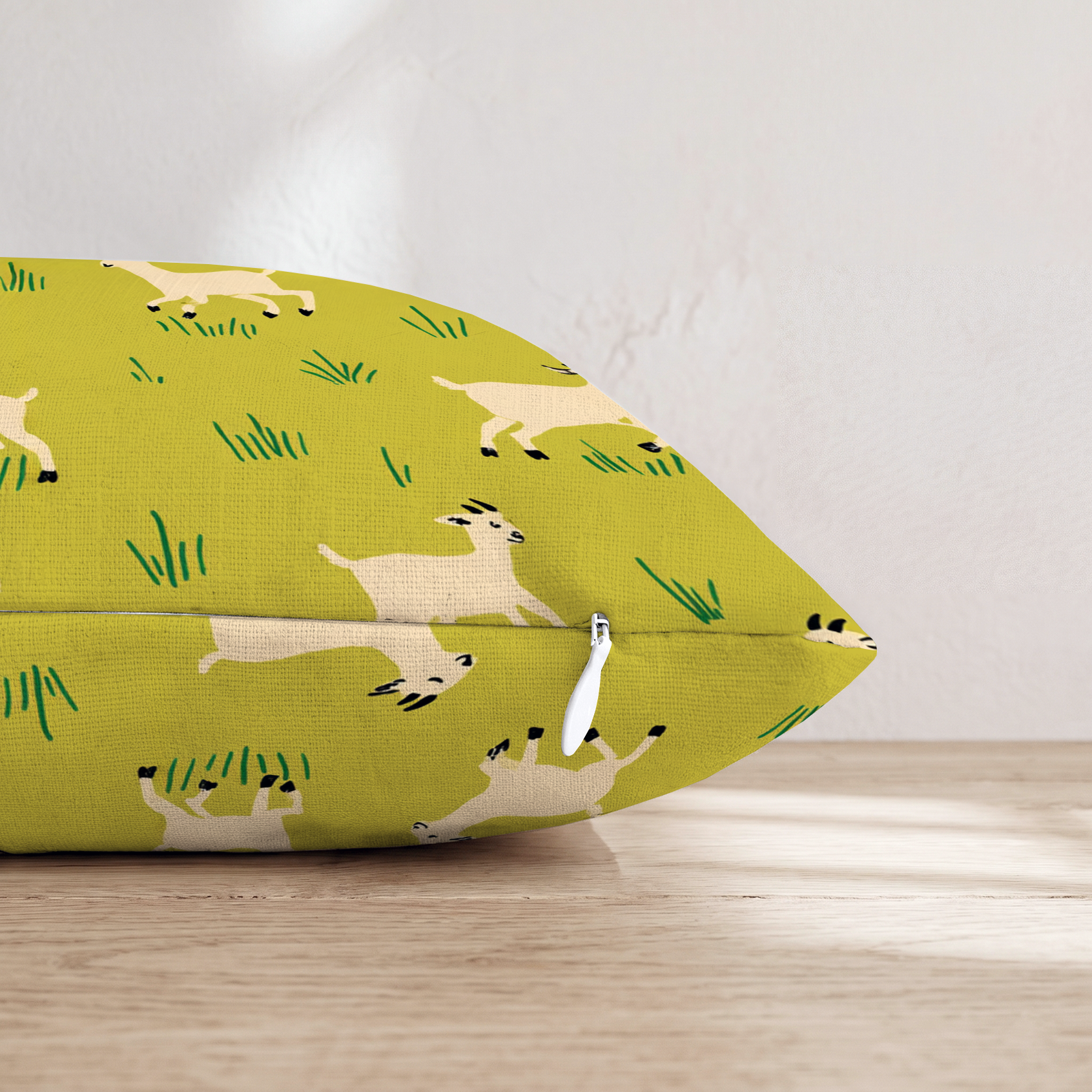 HH716880 HH716880_pillow_edge_zipper.png