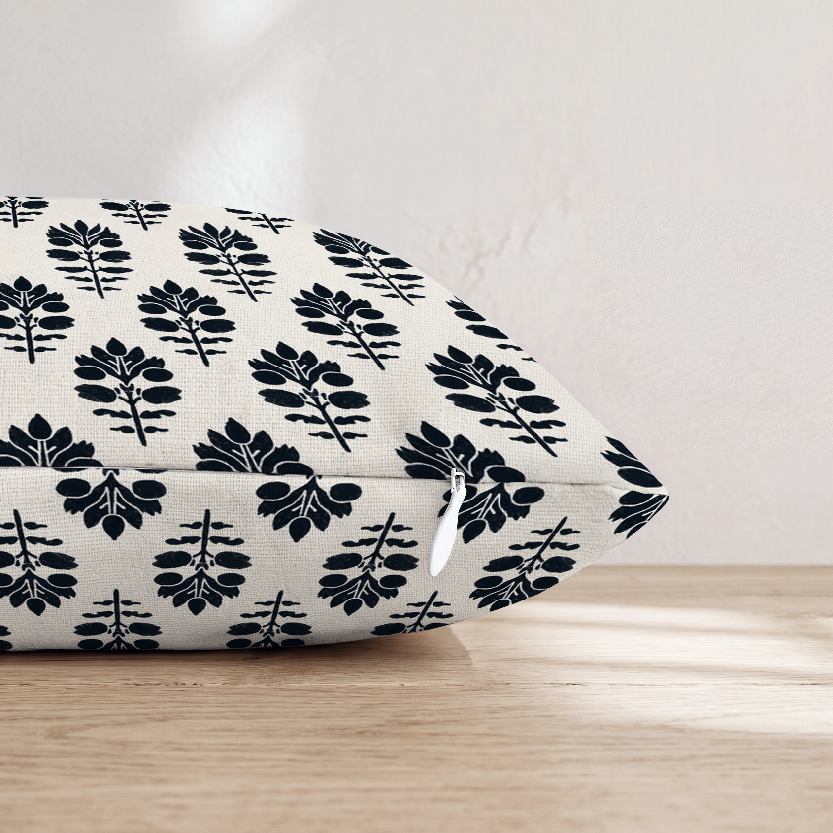 LR305141 LR305141_pillow_edge_zipper.png