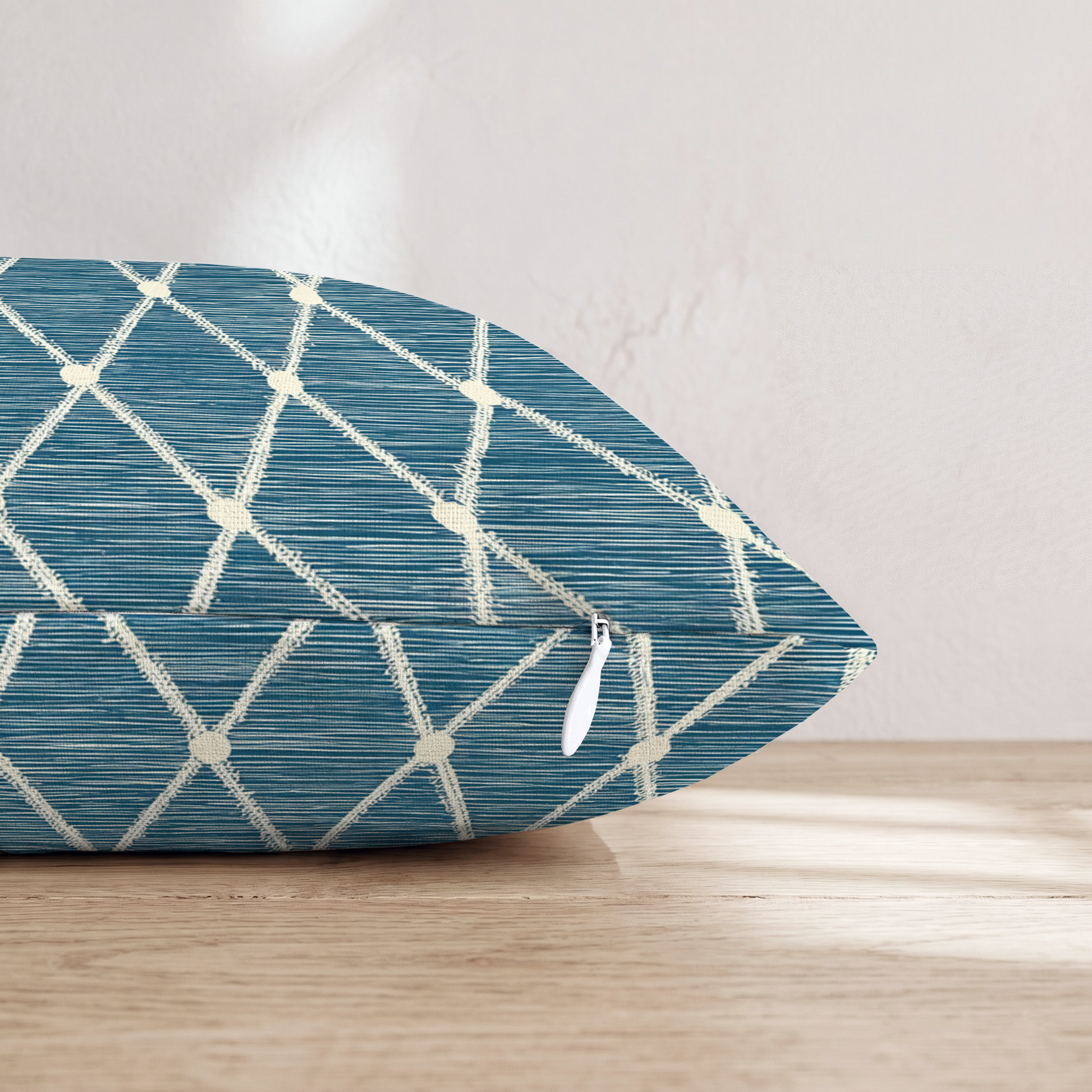 LR708042 LR708042_pillow_edge_zipper.png